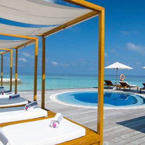 Lily-Beach-Maldives-honeymoon-pool-bar