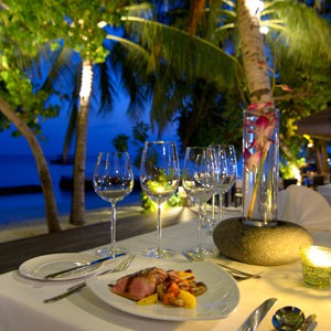 Lily-Beach-Maldives-honeymoondinner-on-the-beach