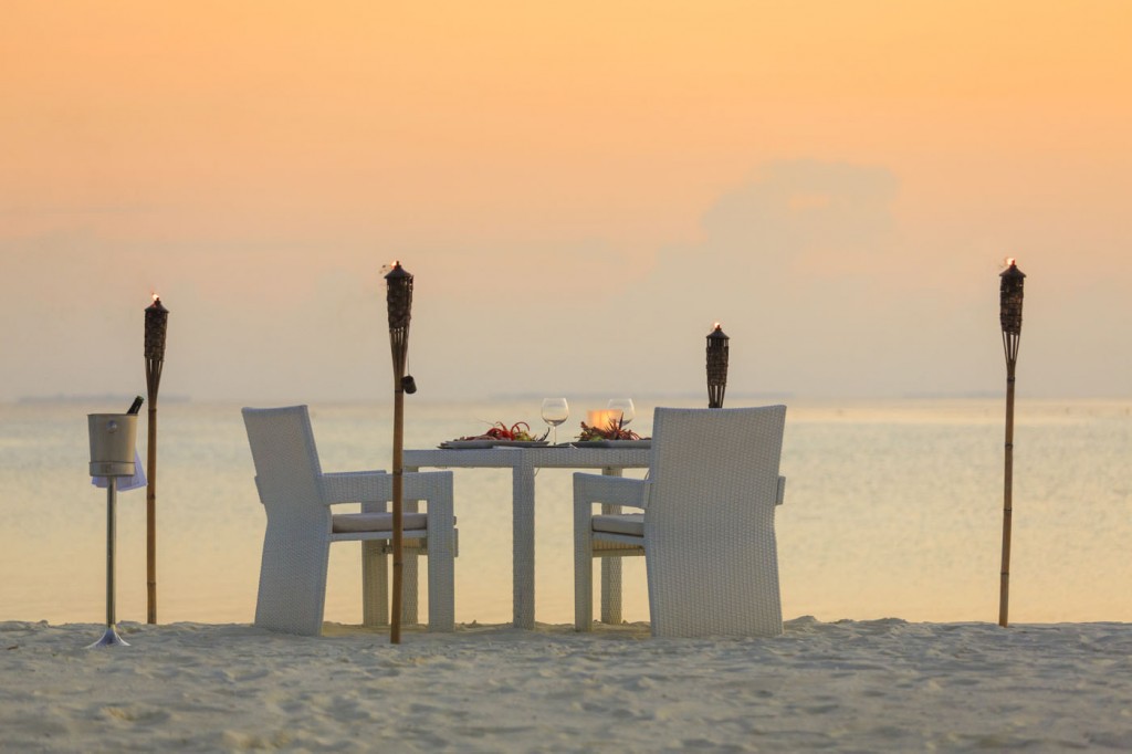 things to do in the Maldives - Beach dining