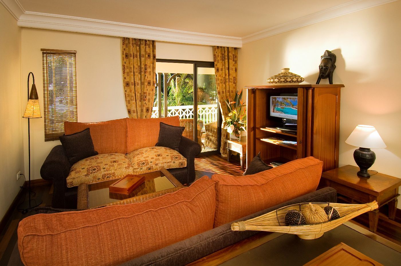 maritim-themed-suites-savannah-living-room