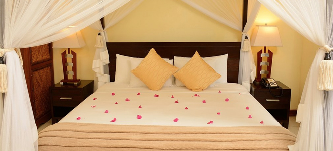 Calabash-Cove-waters-Edge-cottage-Honeymoon-Bed