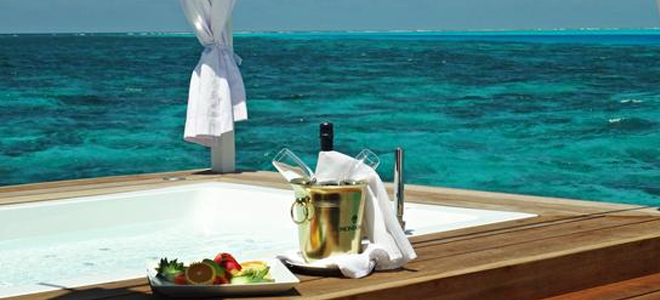 Diamonds Thudufushi - jacuzzi water villas pool