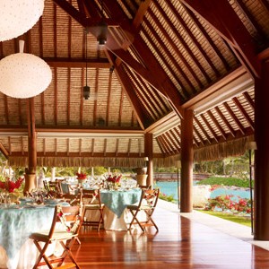 Four-Seasons-Bora-Bora-overwater-restaurant