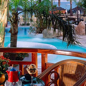 Four Seasons Limassol - Luxury holidays cyprus - pool bar