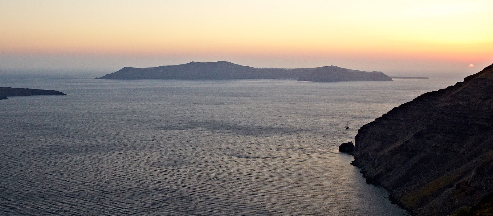 Greece holidays - sun rocks santorini - header