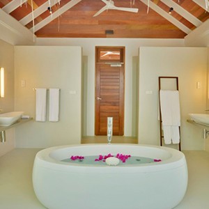 Kandolhu Island - beach villa bathroom