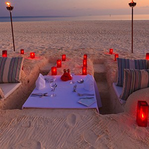 Luxury - Holidays - Maldives - Valassaru - Beach Dining