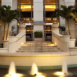 Luxury - Holidays - Miami - Loews Beach Hotel - Enterance