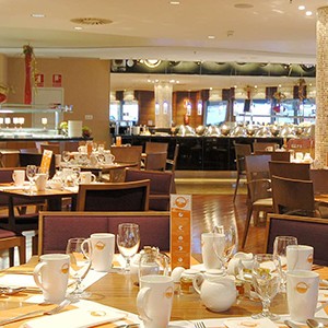 Luxury holidyas barcelona - Hilton Diagonal Mar Barcelona - cafe