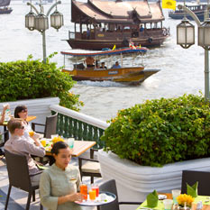 Mandarin-Oriental-Bangkok-river-bank