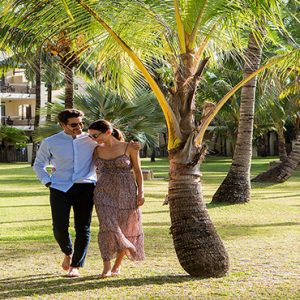 Luxury Mauritius holiday Packages Shandrani Beachcomber Resort & Spa Couple Stroling In The Garden
