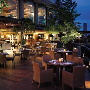 Shangri-la-Bangkok-dinner-on-the-river