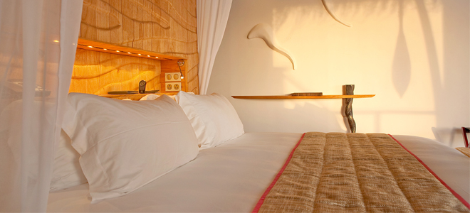 constance moofushi maldives - senior water villa bed