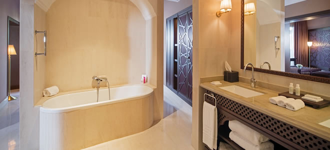 deluxe-room-bathroom-the-pearl