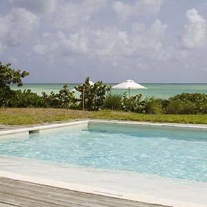 parrot cay by como - turqs and caicos lucury holidays - pool by the beach