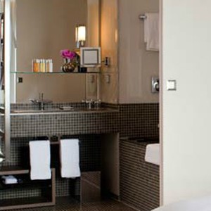 readisson blue 1835 cannes - france luxury holidays - bathroom