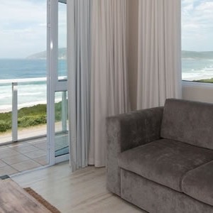 Robberg beach lodge - View Suite - bedroom lounge