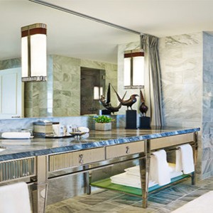 st-regis-aspen-colorado-holiday-presidential-suite-bathroom