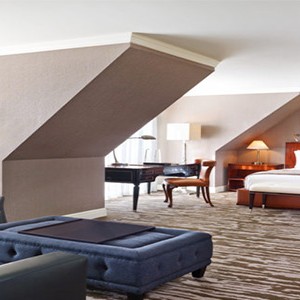 st-regis-aspen-colorado-holiday-presidential-suite-bedroom