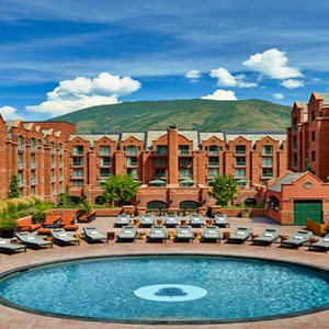 st-regis-aspen-colorado-holiday- splash pool lounge