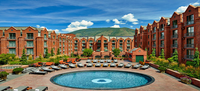 st-regis-aspen-colorado-holiday- splash pool lounge