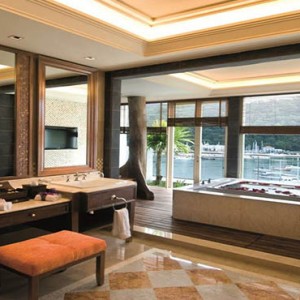 the-danna-langkawi-malaysia-holiday-royal-imperial-suite-bath