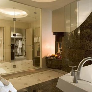 universal-hard-rock-hotel-orlando-holiday-graceland-suite-bathroom