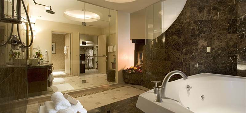 universal-hard-rock-hotel-orlando-holiday-graceland-suite-bathroom