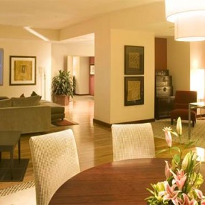 universal-hard-rock-hotel-orlando-holiday-graceland-suite-dining-room