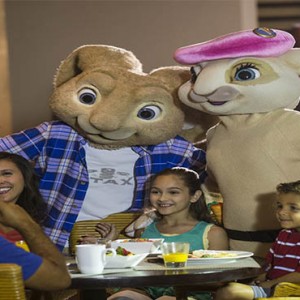 universal-loews-royal-pacific-resort-orlando-holiday-character-dining