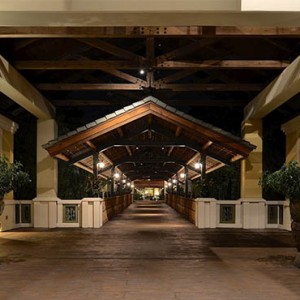 universal-loews-royal-pacific-resort-orlando-holiday-hotel-entance-walkway