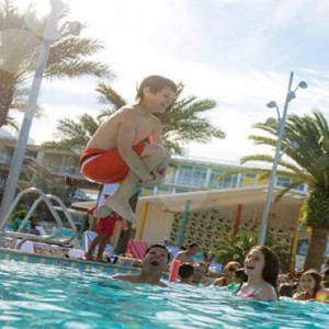 universals-cabana-bay-beach-resort-orlando-holiday-kid-having-fun-in-pool