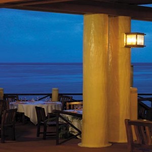 yanuca-island-fiji-holiday-takali-terrace-restaurant-at-night