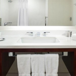 crowne-plaza-times-square-manhattan-new-york-holiday-bathroom