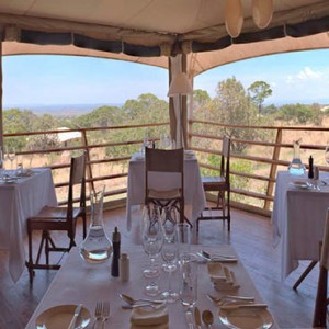 dining-serengeti-bushtops-luxury-tanzania-holiday-packages