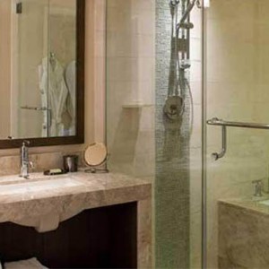 fairmont-heritage-place-ghirardelli-square-san-francisco-holiday-bathroom
