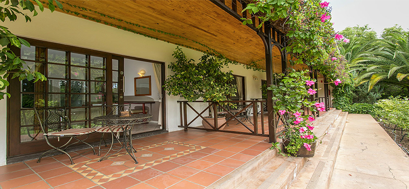 hlangana-lodge-south-africa-holidays-standard-room-exterior-deck