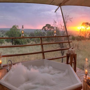 jacuzzi-serengeti-bushtops-luxury-tanzania-holiday-packages