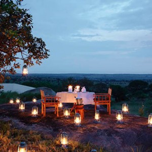 open-air-dining-serengeti-bushtops-luxury-tanzania-holiday-packages