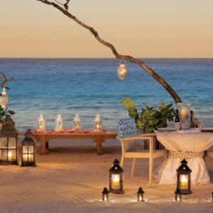 beach-dining-pink-sands-resort-luxury-bahamas-holiday-packages