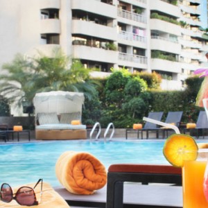 pool-cocktails-rembrandt-hotel-bangkok-luxury-bangkok-holiday-packages