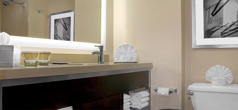 the-hilton-times-square-new-york-holidays-1-king-bed-bathroom