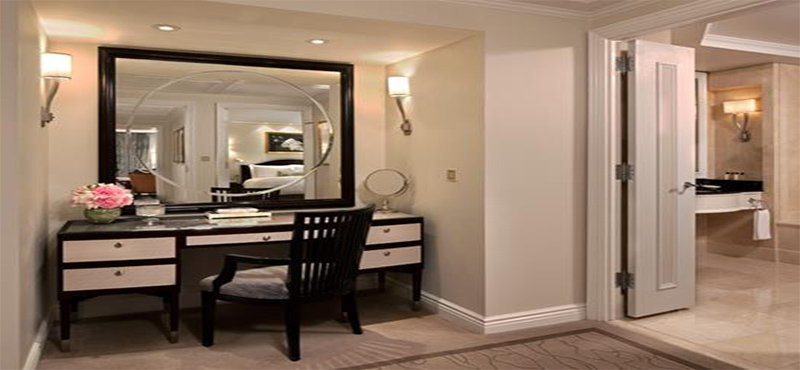 the-peninsula-new-york-holiday-deluxe-suite-vanity-room