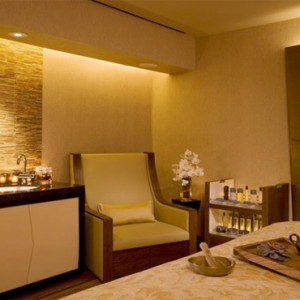 the-peninsula-new-york-holiday-spa-treatment-room1