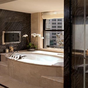 the-peninsula-new-york-holiday-the-peninsula-suite-bathroom