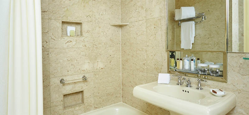 waldorf-astoria-new-york-holiday-deluxe-guestrooms-bathroom