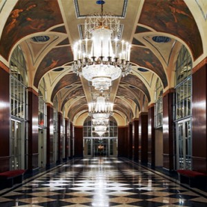 waldorf-astoria-new-york-holiday-silver-corridor