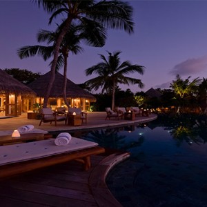 Compass pool bar - Milaidhoo Island Maldives - Luxury Maldives Honeymoons