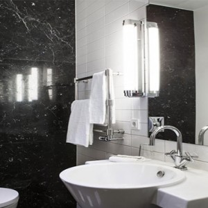 Hotel Borg by Keahotels - Luxury Iceland Holiday Packages - Single bathroom