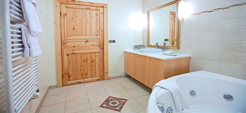 Hotel Ranga - Luxury Iceland Holiday Packages - Deluxe room bathroom1